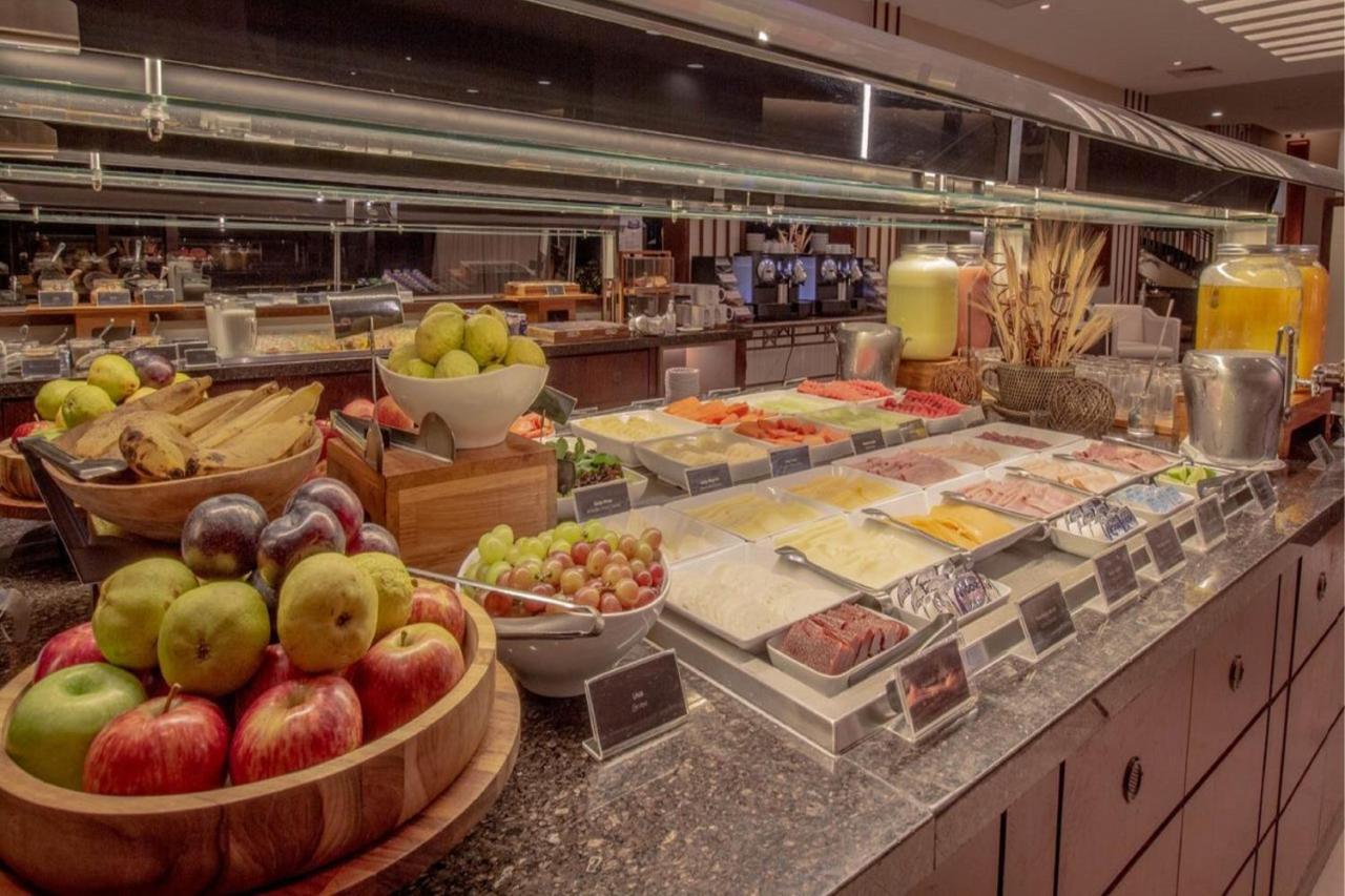 Marriott Sao Paulo Airport Hotel Guarulhos Dış mekan fotoğraf A buffet at a hotel