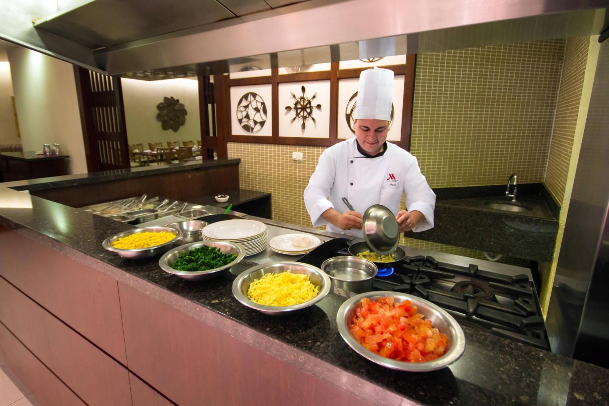 Marriott Sao Paulo Airport Hotel Guarulhos Dış mekan fotoğraf A chef preparing food